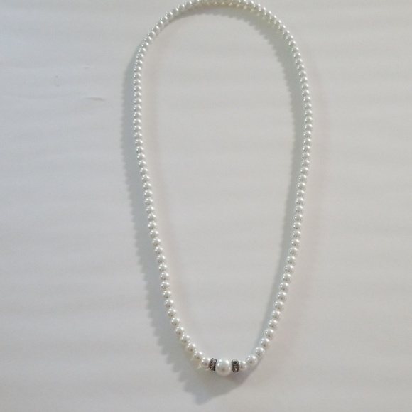 Jewelry - Pearl necklace